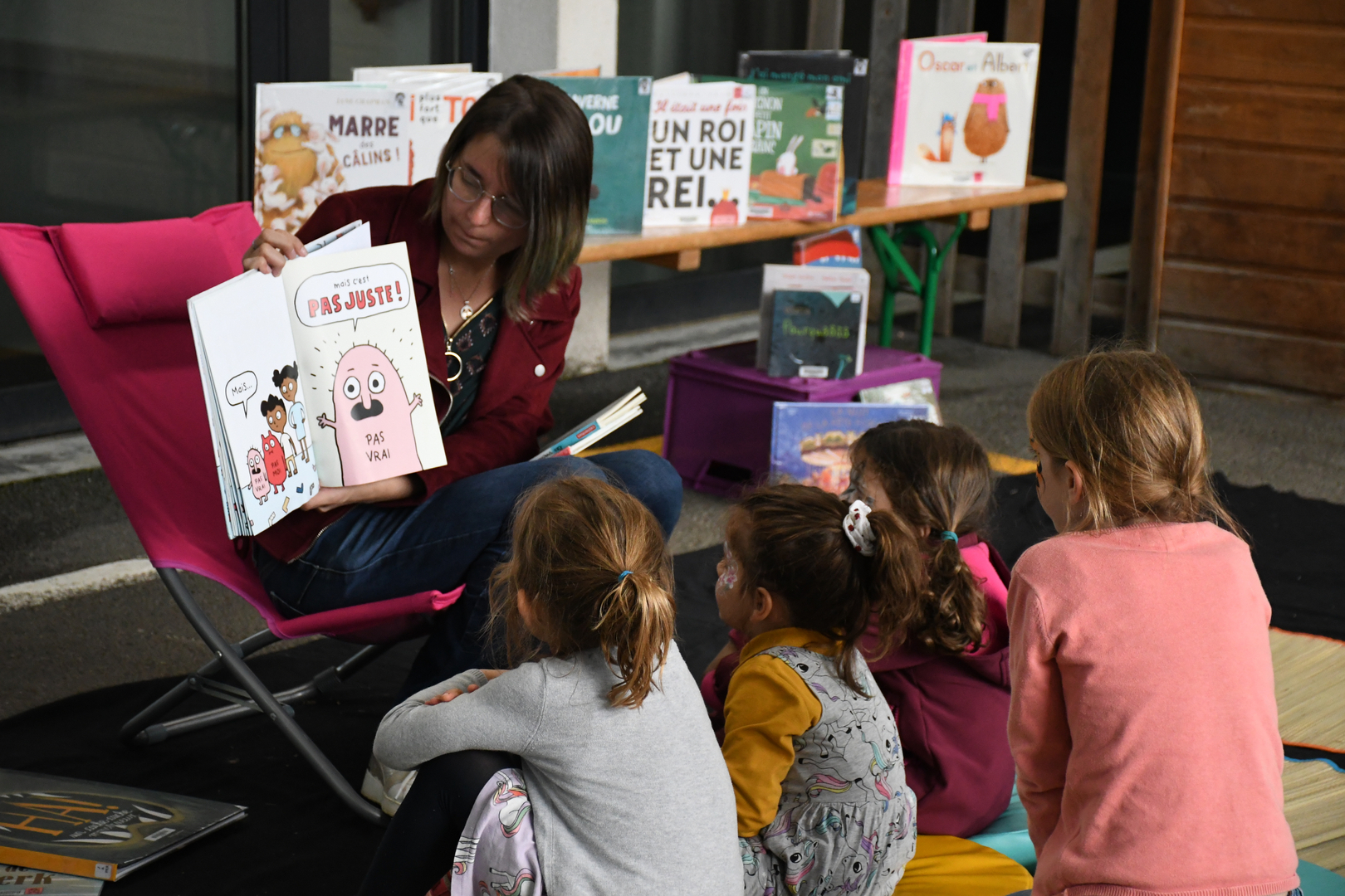 lecture d'un livre à des enfants